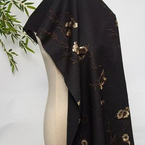 Vente directe d'usine, tissu en maille tricotée de style national Hanfu, bordure en dentelle, 100% rayonne, broderie classique de fleurs et de perles - Product Image 5
