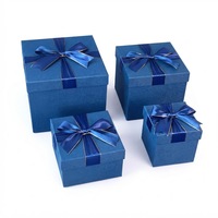 Boîte cadeau de la Saint-Valentin de grande taille, carrée, bleue, exquise, en stock, avec décoration en nœud gris et sac fourre-tout