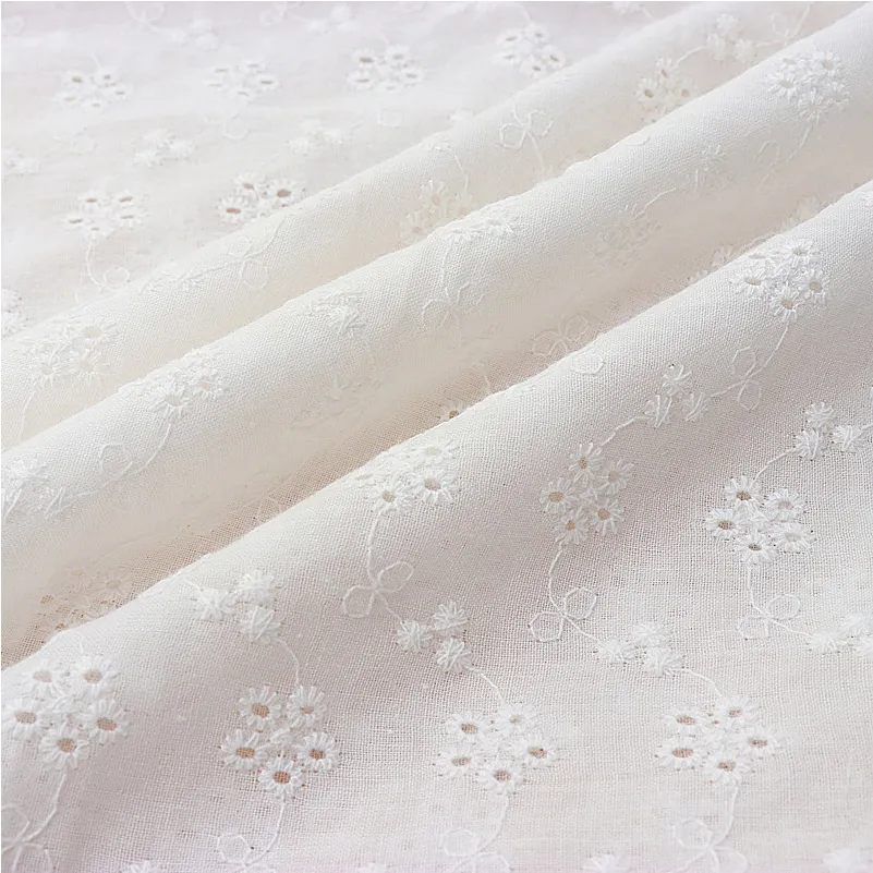 सुरुचिपूर्ण सफेद ट्यूल कढ़ाई वाला फीता कपड़ा वॉयल पुष्प कढ़ाई वाला फीता कपड़ा महिलाओं की ड्रेस पार्टी