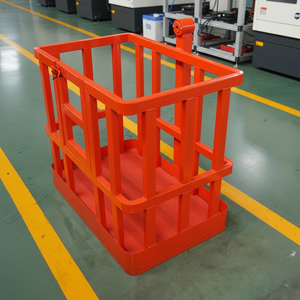 Plateforme de travail aérien télescopique montée sur tracteur avec flèche hydraulique pliable pour l'entretien municipal - Product Image 1