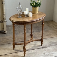 Table d'appoint ovale vintage en bois massif, table basse sculptée de style mid-century, table à thé vieillie pour la vente en gros de meubles de studio et d'hébergement touristique