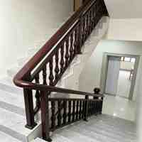 Rampe d'escalier intérieure personnalisée en alliage d'aluminium, balustrade et main courante pour escalier de villa avec balustres décoratifs en bois