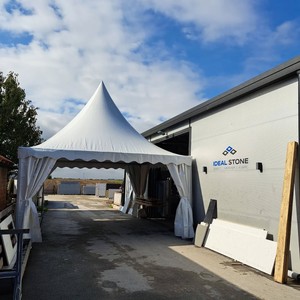 Tente Pagode Moderne à Structure en Aluminium, Toit en PVC Blanc, Imperméable et Résistante au Vent, Abri pour Cérémonies de Mariage et Fêtes en Extérieur - Product Image 5