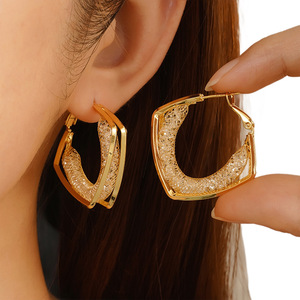 ต่างหูแฟชั่น<span class=keywords><strong>ส</strong></span>ไตล์ยุโรปและอเมริกา ดีไซน์โลหะโปร่ง <span class=keywords><strong>ส</strong></span>ำหรับผู้หญิง ให้ความรู้<span class=keywords><strong>ส</strong></span>ึกหรูหรา ใช้งานได้หลากหลาย โดดเด่น <span class=keywords><strong>ส</strong></span>ะดุดตา หรูหราเบาๆ - Product Image 3