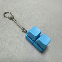 Vente en gros usine Porte-clés carré en plastique avec bouton de clavier à clic, interrupteur fidget et base LED lumineuse