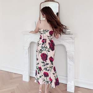 Vestido de Verano Runqi N8414 Talla Grande con Estampado Floral, Corte en Biás, Cola de Pez, Color Rosa, Cintura Natural, Sin Tirantes, para Mujer - Product Image 1