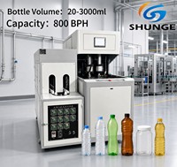 Machine de soufflage de bouteilles PET semi-automatique à faible coût, contrôlée par PLC, haute productivité, faible encombrement, facile à utiliser pour