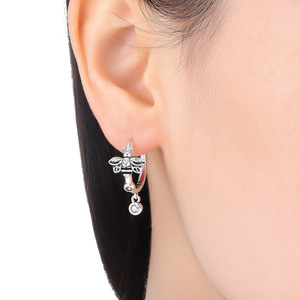 Pendientes de Aro con Diseño de Abeja y Flor Margarita, Serie Insectos de Inspiración Natural, en Latón Blanco con Circonia Redonda - Exclusivos para Mujeres - Product Image 6