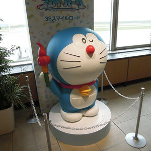 Fábrica personalizada resina diseño de dibujos animados fibra de vidrio Doraemon decoración al aire libre escultura al por mayor - Product Image 3