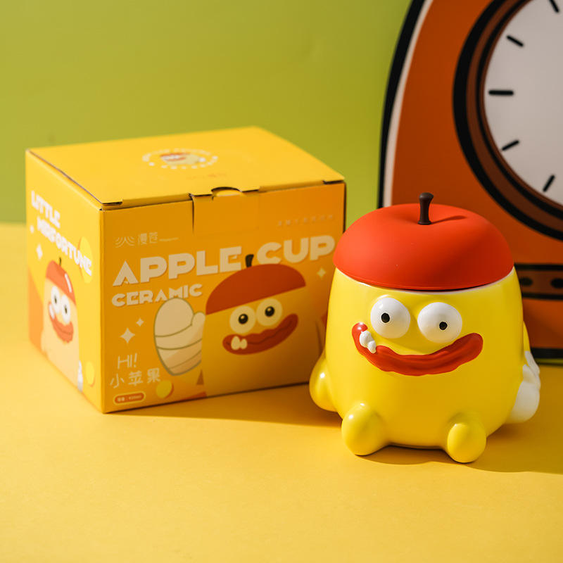 แก้วน้ำแอปเปิ้ลสีเหลืองตลก