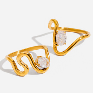 Bague ovale en acier inoxydable plaqué or 18 carats en forme de vague avec zircon blanc serti à griffes, bijou unisexe, cadeau - Product Image 1