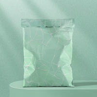 Sac d'emballage postal d'emballage de vêtements de t-shirt durable et écologique de marque privée poly enveloppe biodégradable noire mate de logo personnalisée