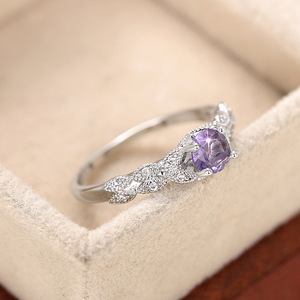 Anello Classico Rotondo con Gemma Viola, Gioiello di Fidanzamento con Montatura a Griffe per Donna - Product Image 6