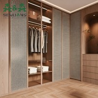 Armoire de luxe française personnalisable à portes cintrées avec incrustation tissée respirante, système de dressing intégré du sol au plafond pour chambre à coucher