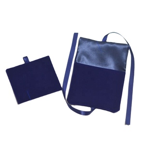 Pochette à bijoux personnalisée en velours bleu marine avec doublure en satin, fermeture à ruban, insert pour collier et coussinet pour boucles d'oreilles - Product Image 4