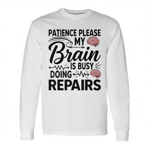 T-shirt à manches longues avec citation « S'il vous plaît, soyez patient, mon cerveau est occupé à effectuer des réparations » - Product Image 2