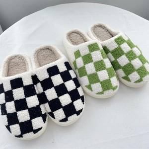 Pantoufles d'hiver personnalisées à carreaux animaux pelucheux de créateur pour l'hiver pour femmes Vente en gros de pantoufles pelucheuses pour femmes - Product Image 1