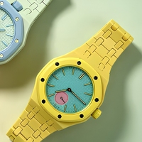 Montre à date automatique avec boîtier rond en plastique, fermoir caché et sans étanchéité