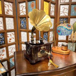 Mini gramophone style vintage avec haut-parleur Bluetooth, base en bois et cornet rotatif pour la décoration de bureau à domicile, lecteur audio sans fil - Product Image 4