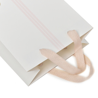 Sac cadeau en papier kraft avec poignée en corde de coton et logo personnalisé - Impression offset CMYK, emballage de luxe écologique et recyclable, vente en gros