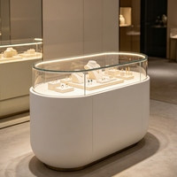 Vitrine de luxe personnalisée pour bijoux avec dessus en verre incurvé, éclairage LED et base verrouillable pour la vente de montres et de bijoux, armoire à bijoux