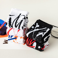 Vente en gros de chaussettes jacquard à motif graffiti avec logo personnalisé nouvelle mode pour hommes fabricant de coton chaussettes personnalisées de créateur de qualité supérieure