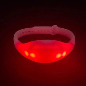 Braccialetti LED Natalizi Lampeggianti con Telecomando Wireless, Batteria Inclusa, Cambio Colore RGB per Feste/Festival/Concerti/Eventi - Product Image 4
