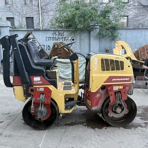 Compacteur à tambour vibrant simple DYNAPAC CC900, moteur diesel 44,7 kW, autoporté, pour travaux de construction - Product Image 1