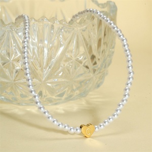 Collar de Alta Calidad con Colgante de Corazón y Letra, Cadena de Perlas de Acero Inoxidable Chapado en Oro de 18k - Product Image 1