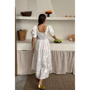 Robe Vintage Blanche en Gros, Manches Ballon, Broderie, Col Carré, Logo Personnalisé, Volants, Taille XL pour les Occasions Printanières - Product Image 1