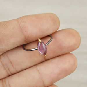 แหวนเงินแท้ 925 ประดับพลอยอเมทิสต์ทรงมาร์คีส์ |   แหวนแต่งงานแบบมินิมอลประดับพลอยแบบฝังขอบ |   เครื่องประดับผู้หญิงที่สวยงามและละเอียดอ่อน - Product Image 4