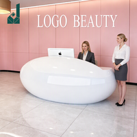 Bureau d'accueil moderne incurvé en laque irrégulière avec tiroirs de rangement pour salon de beauté, salon de coiffure et hall de manucure