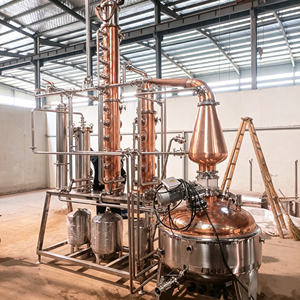 Équipement de distillation d'alcool <span class=keywords><strong>japonais</strong></span> personnalisé de 100 L avec 12 colonnes en cuivre et réservoirs de collecte en acier inoxydable - Product Image 3