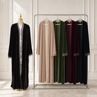 Abaya d'hiver modeste Loriya en velours avec bordure en dentelle exquise sur le devant et les poignets pour femmes musulmanes, abaya ouverte sur le devant avec dentelle pour l'Aïd
