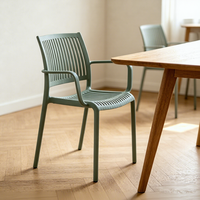 Chaise de salle à manger moderne contemporaine en plastique à dossier ajouré avec accoudoirs, empilable, pieds en plastique, pour la maison, le bureau ou la terrasse