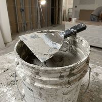 Couteau à plâtrer professionnel en acier inoxydable avec manche ergonomique noir et trou de suspension pour la construction