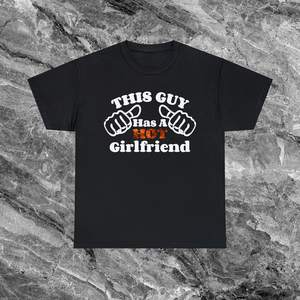 Maglietta con stampa 'This Guy Has A Hot Girlfriend', regalo divertente per anniversario, per fidanzato, San Valentino - Product Image 1