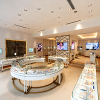 Comptoir de consultation de luxe pour bijouterie, unité d'exposition élégante blanc laiteux et bleu clair avec motif géométrique diamanté pour boutique haut de gamme