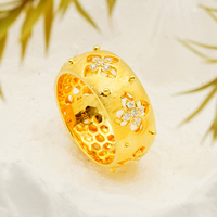 Manos sobre el corazón |   Anillo de Flor en Oro de 18K con Diamantes Pavé de 0.306ct y Engaste de Garra, Diseño Artesanal Hueco |   Recuerdo de Cumpleaños