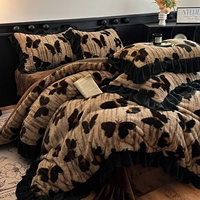 Parure de lit quatre pièces Maillard en tissu polaire de qualité supérieure, résistante à l'eau, style français, avec housse de couette épaisse en corail laiteux haut de gamme