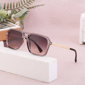 Gafas de sol cuadradas de estilo europeo hechas a medida para mujer, lentes de PC negras, protección UV400, diseño de moda de Instagram - Product Image 2