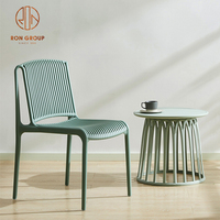 Chaise de salle à manger en plastique moderne minimaliste INS Cafe Bar, créative, en PP, empilable, colorée, pour l'extérieur et l'intérieur, avec dossier
