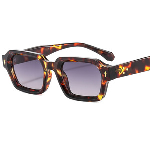 Nuevas Gafas de Sol Infantiles con Marco Cuadrado, Protección UV400, Color Degradado, Estilo Chic - Product Image 4