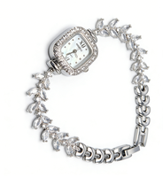 Montre-bracelet à quartz intemporelle tendance 2025 avec cadran en nacre blanc perle, accents de zircon taille marquise transparente et cristaux pavés