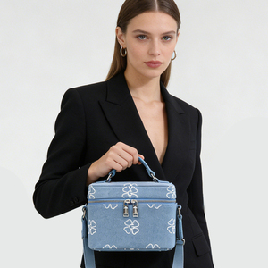 Sac en toile personnalisé OEM ODM, sac à maquillage en denim à imprimé floral pour femmes, trousse de toilette de voyage carrée avec poignée supérieure et bandoulière - Product Image 6