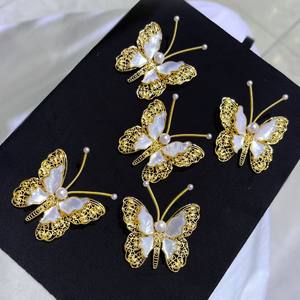 เข็มกลัดเปลือกหอยรูปผีเสื้อแบบวินเทจ หรูหรา ประณีต พร้อมไข่มุกอะโกยะ 6-7 เม็ด สำหรับตกแต่งเสื้อหรือเป็นของขวัญในโอกาสพิเศษ - Product Image 3