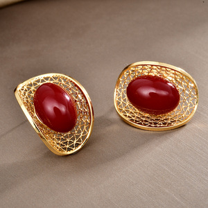 Boucles d'oreilles clous en fausses perles ovales rouges et blanches, plaqué or, en alliage de zinc, pour femme, usage quotidien, serti clos - Product Image 4