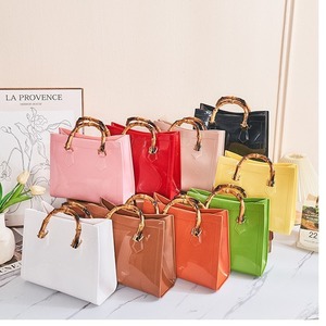 Bolso <span class=keywords><strong>de</strong></span> Mano <span class=keywords><strong>de</strong></span> PVC con Asa <span class=keywords><strong>de</strong></span> Bambú, Bolso <span class=keywords><strong>de</strong></span> Noche Versátil y Moderno, Resistente a la Suciedad, Fácil <span class=keywords><strong>de</strong></span> Lavar, Bolso <span class=keywords><strong>de</strong></span> Verano, Personalizable - Product Image 6