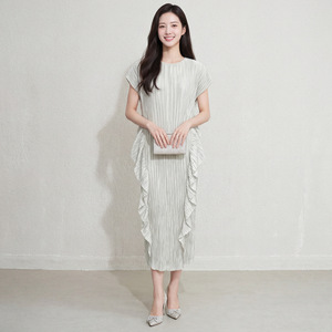 คอลเลคชั่นฤดูร้อนปี 2026 ใหม่ล่าสุด เสื้อผ้าพลีทสไตล์มิยาเกะสำหรับผู้หญิง แขนสั้น แต่งระบายด้านข้าง ความยาวปานกลาง ผลิตจากโพลีเอสเตอร์ 100% ขายส่งเสื้อผ้าจำนวนมาก - Product Image 4