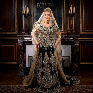 Robe de mariée traditionnelle brodée Fergani, longue jusqu'au sol, pour femmes, avec détails dorés et voile - Product Image 1